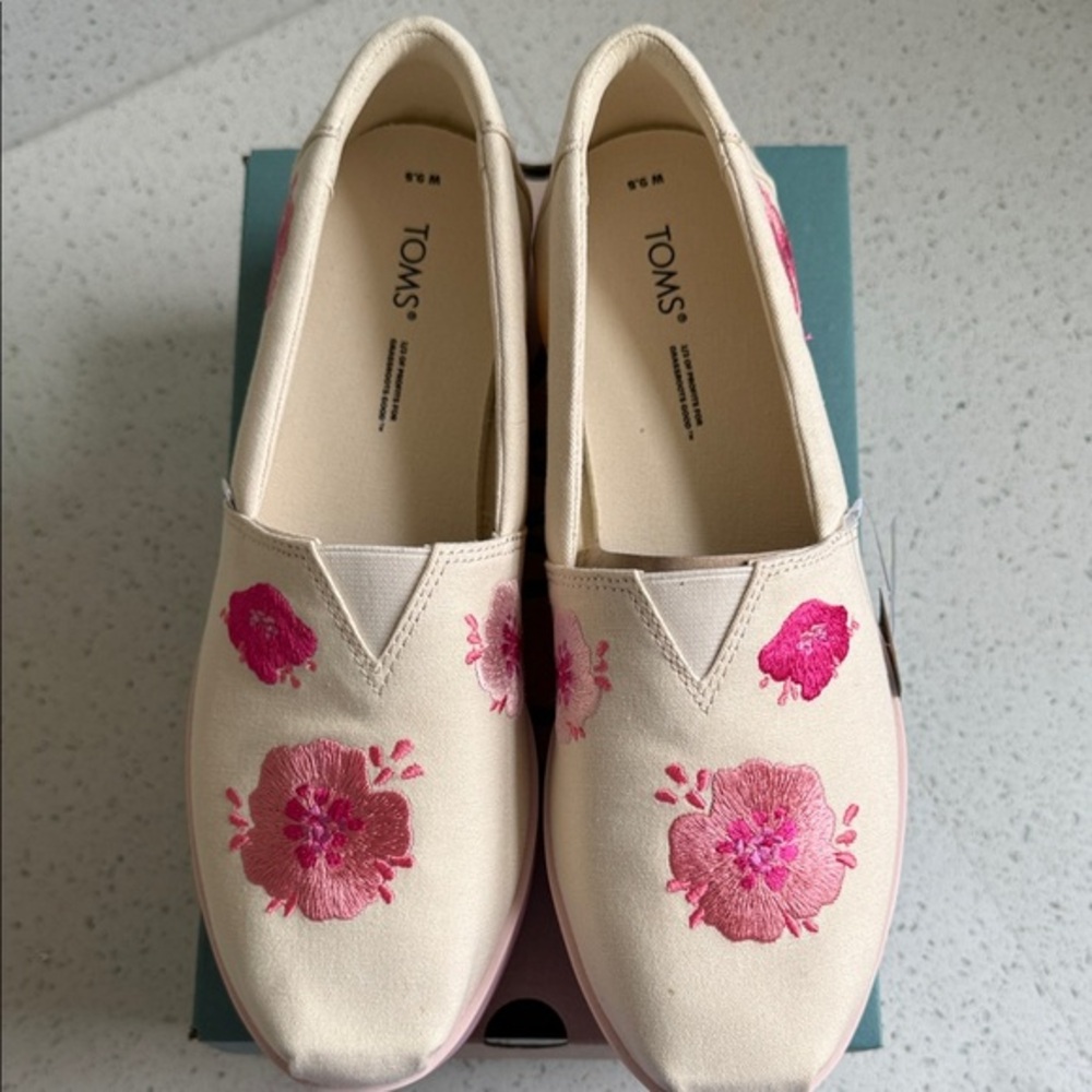 New TOMS Women's Beige Slip-On Shoes with Pink Floral Embroidery - Picture 2 of 9